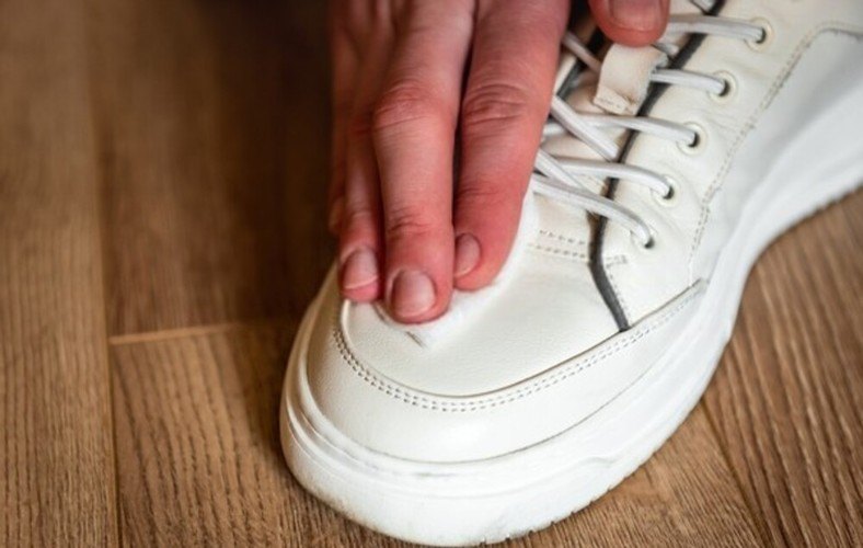 how to clean the inside of white vans