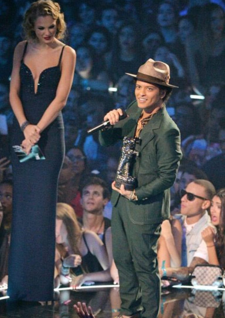 Bruno Mars Height: How Tall Is The Uptown Funk Singer? - Hood MWR