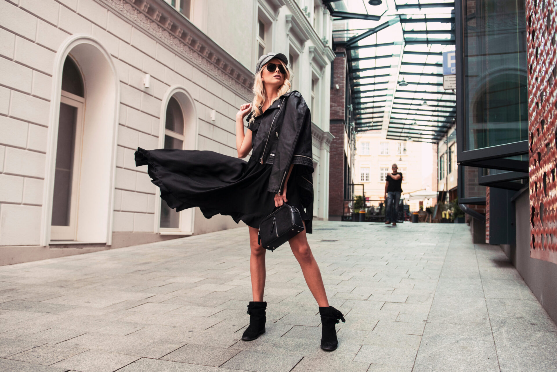 40 Outfit Ideas To Wear For 70 Degree Weather Hood MWR   23. The Black Focused Dress  1920x1282 