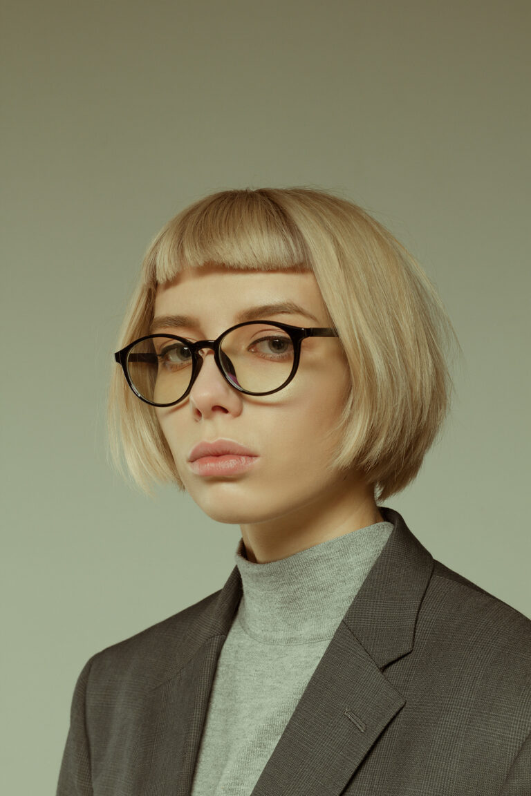 35 Beautiful Short Hairstyles for Women With Glasses - Hood MWR